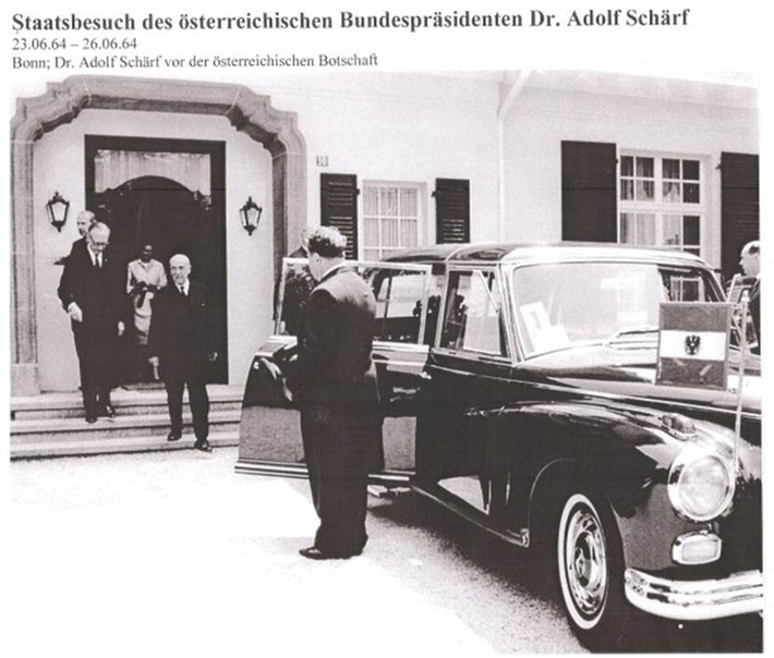 Bundespräsident Dr. Adolf Schärf vor der Österreichischen Botschaft